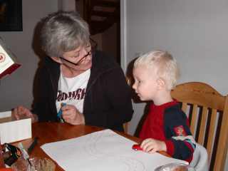 Mormor och David sitter och ritar
