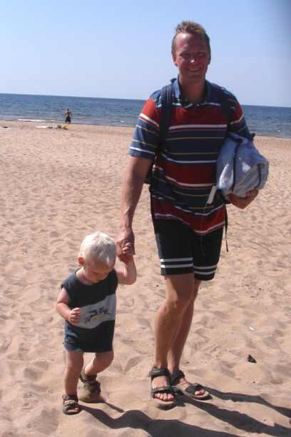 Simon och papppa Dick efter en underbar dag p stranden