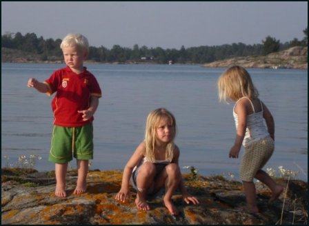 Simon, Tindra & Miranda en underbar sommardag i S:t Annas skrgrd